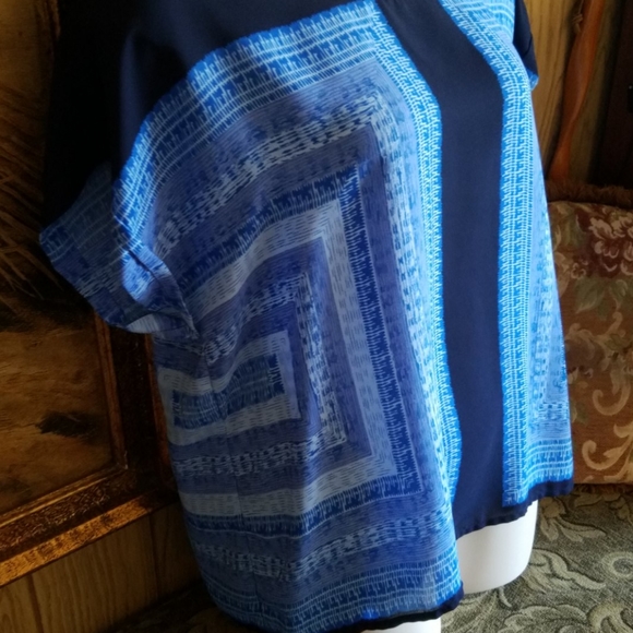Beautiful semi sheer blouse geometric print in shades of blue - Picture 2 of 6
